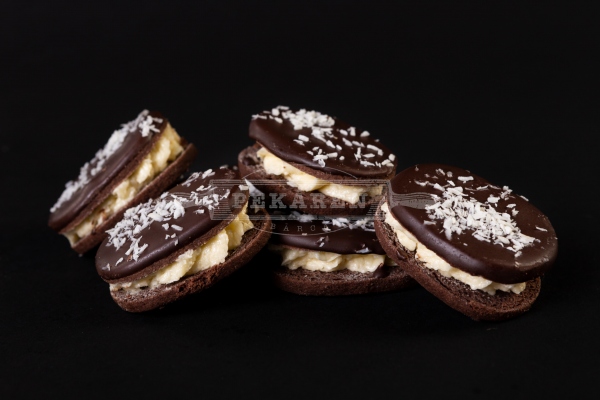 Kakaové linecké s maslovo kokosovým krémom máčané v čokoláde